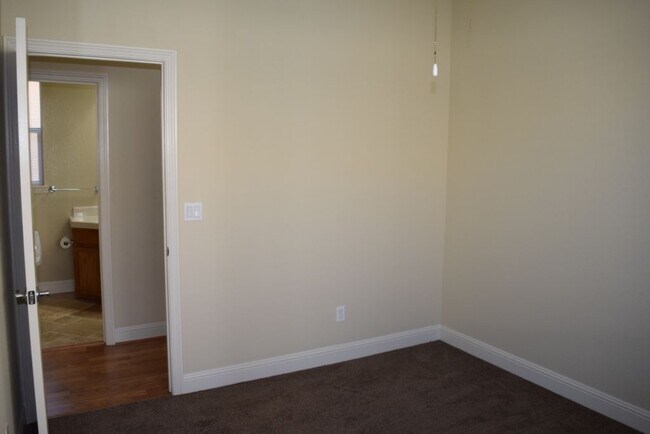 Building Photo - 2768 Westview Dr