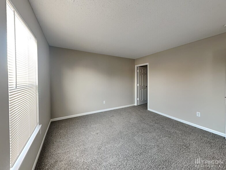 Building Photo - 6642 Southern Ridge Dr