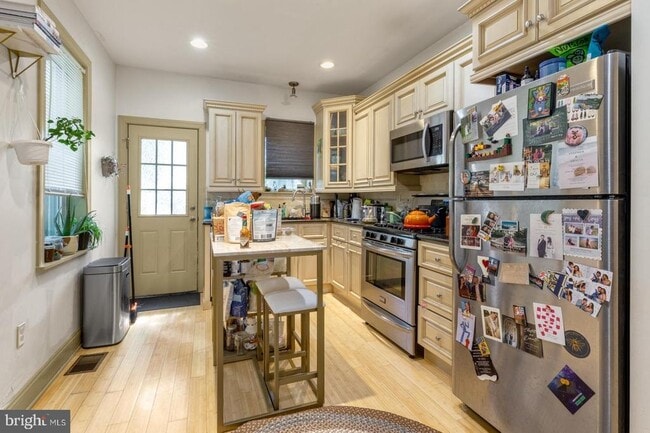 Building Photo - 139 Davis St