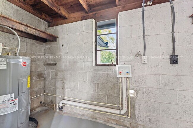 Building Photo - COMING SOON! 3 bed/1 bath!