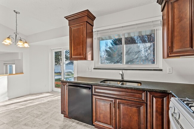 Building Photo - Spacious 4 Bedroom Home in Quiet Orem Neighborhood