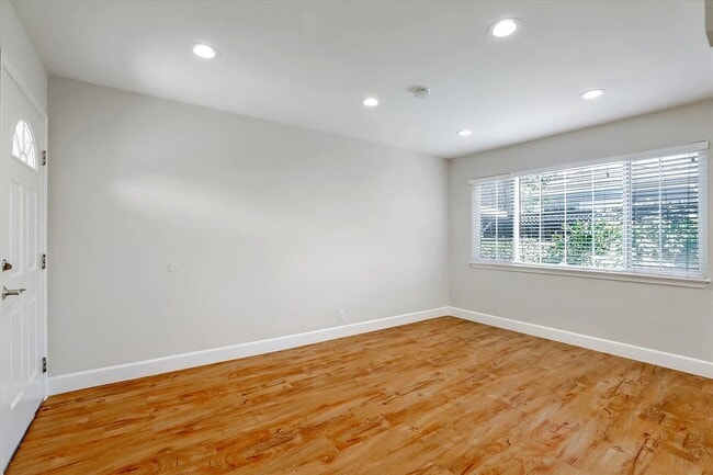 Building Photo - 833 Maryann Dr