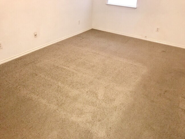 Building Photo - 3-2 DUPLEX! AVAILABLE NOW