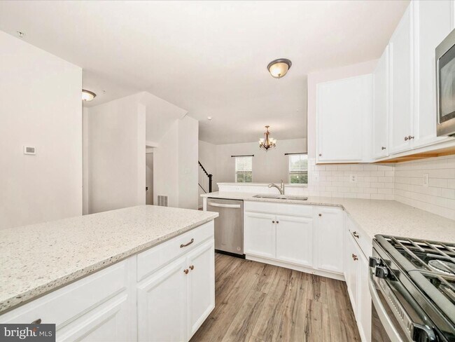 Building Photo - THREE LEVEL TOWN HOUSE IN KELLERTON