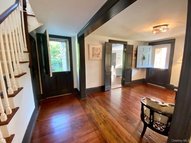 Building Photo - 20 Quogue St