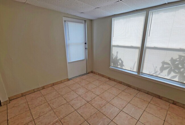 Building Photo - 2/1 Home in suberb location, pet friendly!