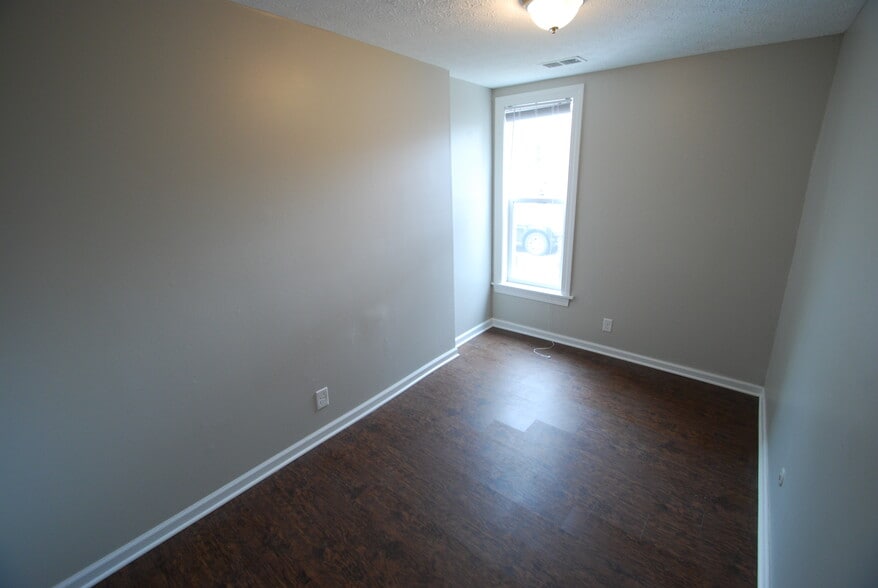 Building Photo - 452 W 3rd Ave