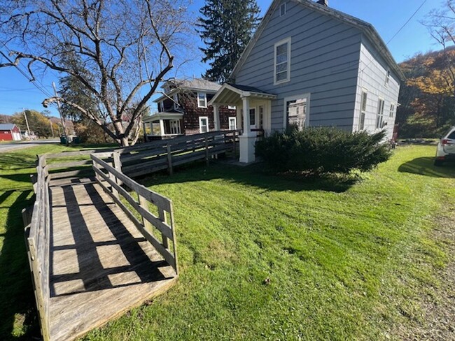 Building Photo - Single Family Three Bedroom Home