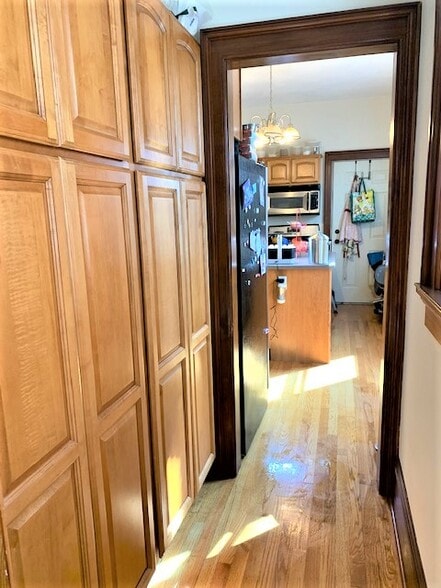 Building Photo - 125 E Johnson St