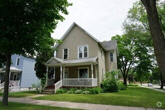 Building Photo - Large home on corner lot in great north si...