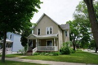 Building Photo - Large home on corner lot in great north si...