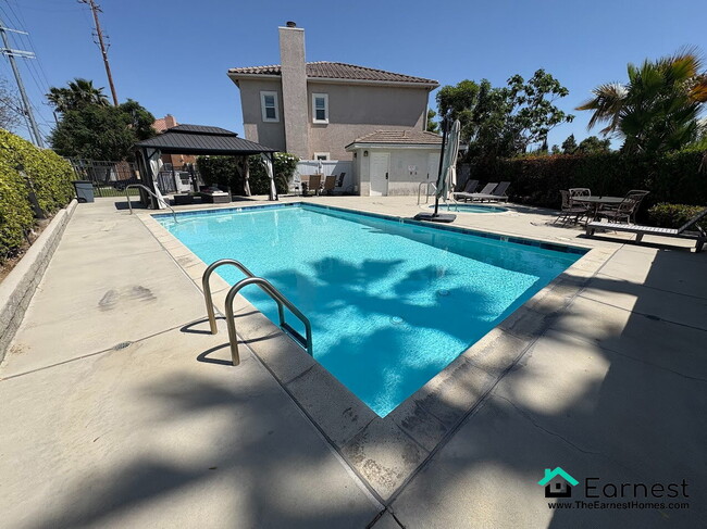 Building Photo - Bright & Stylish 4BR Townhouse with Privat...