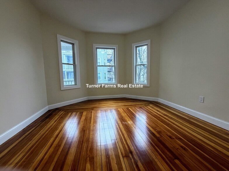 Building Photo - 5 Lowell Cir