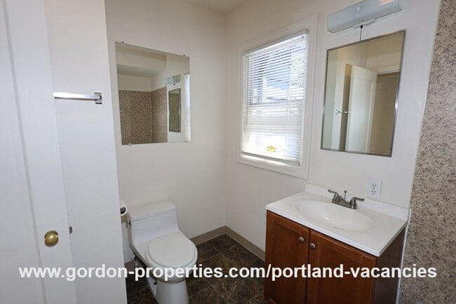 Building Photo - SE 57th Ave - 5 bedroom home with fireplac...