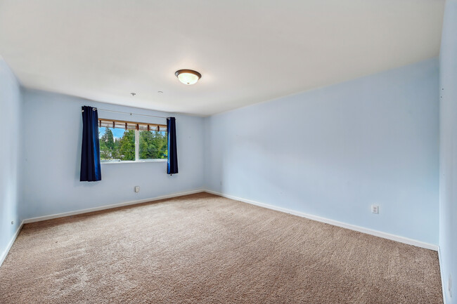 Bpnus/Rec room or 3rd bedroom - 9306 208th Ave E