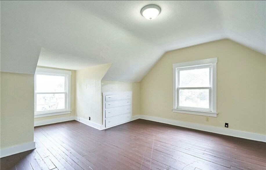 Building Photo - 1725 Woodland Ave NW