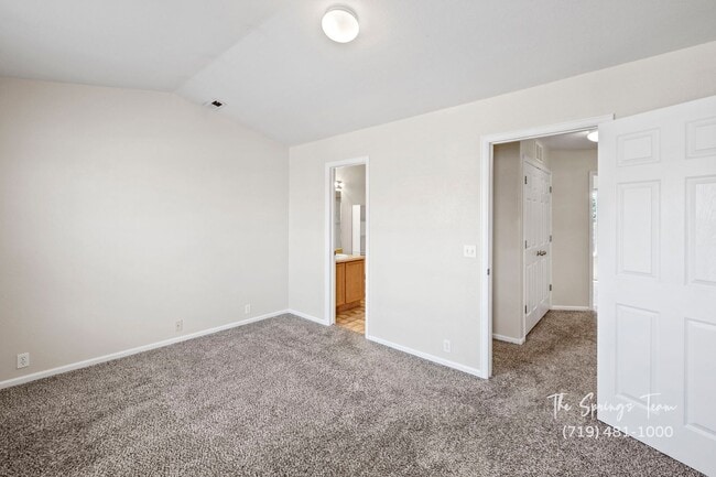 Building Photo - Charming 2-Bedroom Townhome in Central Col...