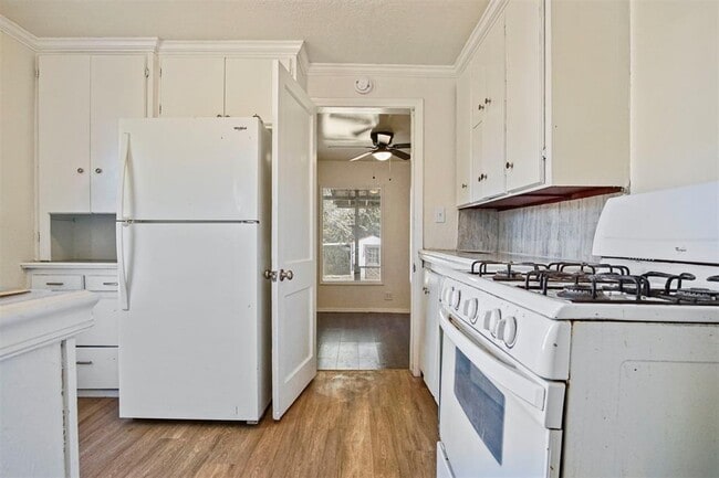 Building Photo - 2812 S Broadway Ave