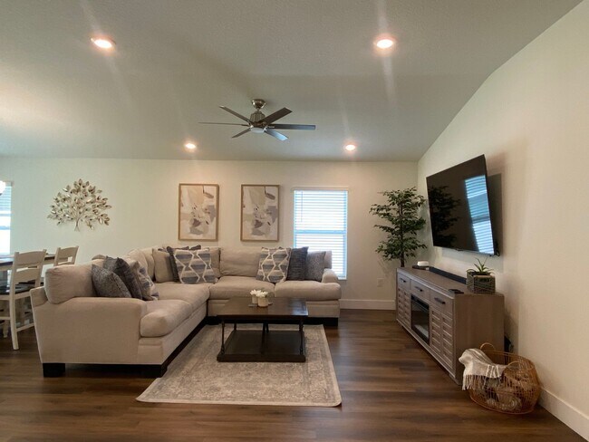 Building Photo - Spacious 4 Bed, 2 Bath Home Backing to Pre...
