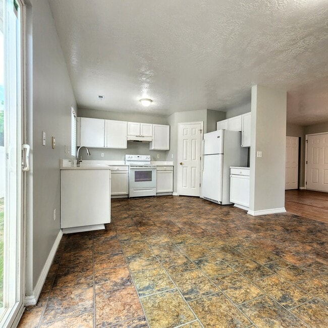 Building Photo - 7482 S 100 W