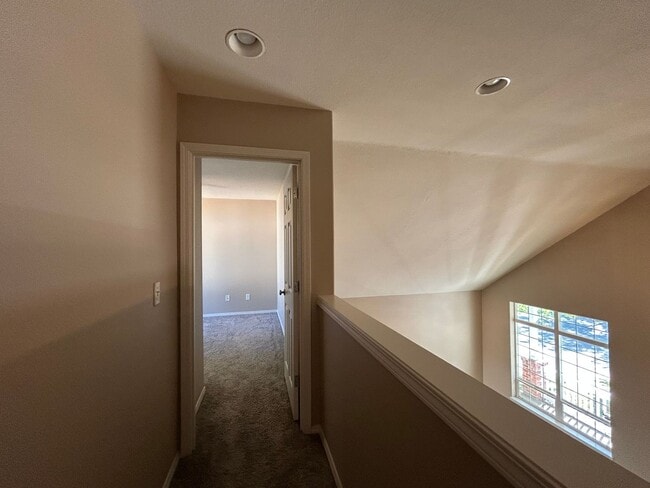 Building Photo - Gorgeous 4 Bed, 2.5 Bath House!