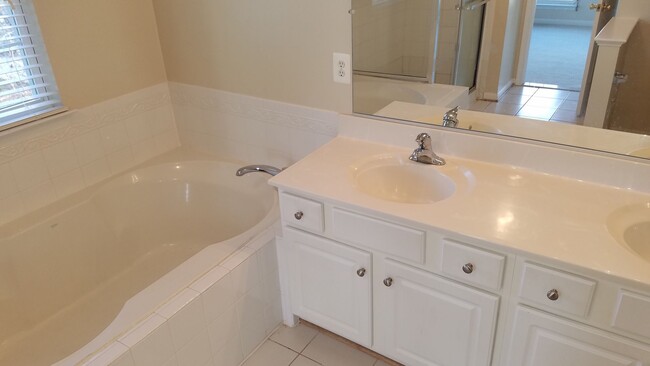 Building Photo - 3 Level *END UNIT* townhouse in Frederick ...