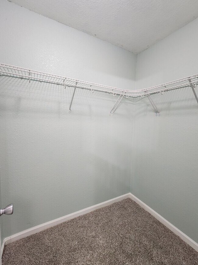 Building Photo - $400 Move In Discount! Comfortable 3-Bedroom Home with Open Layout