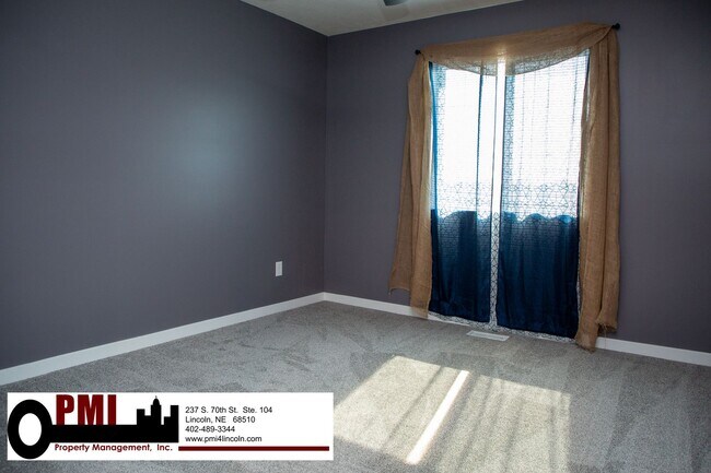 Building Photo - 256 N 105th St