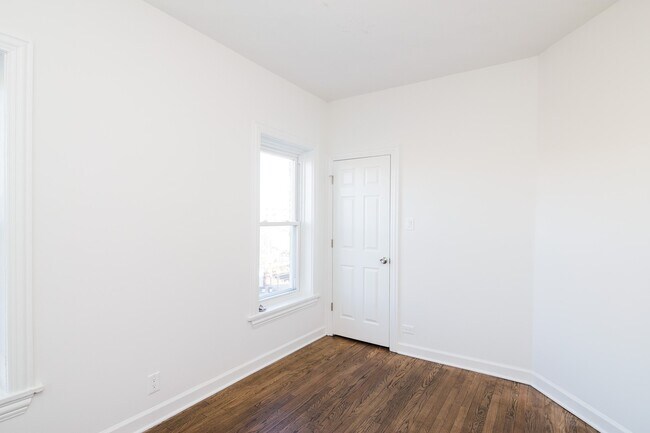 Building Photo - 6579 N Lakewood Ave