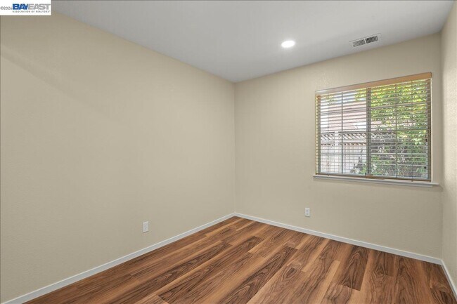 Building Photo - 38806 Litchfield Cir