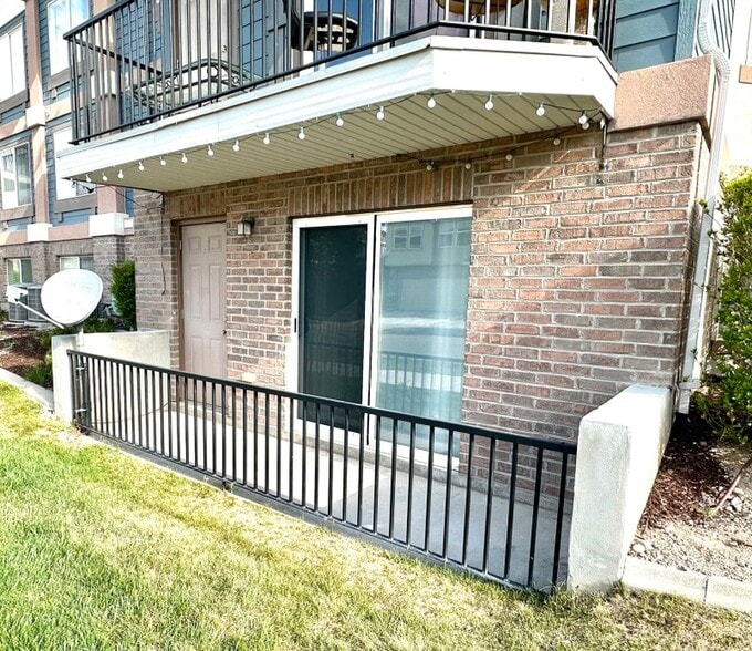 Building Photo - 90 E Resaca Dr
