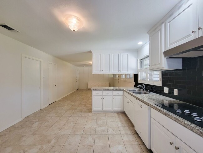 Building Photo - Charming Willowbrook Three-Bedroom Home!