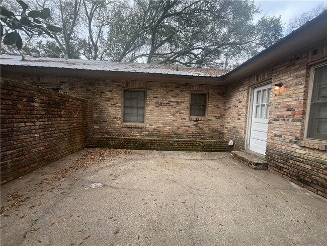Building Photo - 461 Magnolia Rd