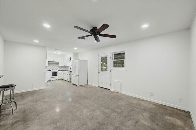 Building Photo - 1500 Fairfield Dr