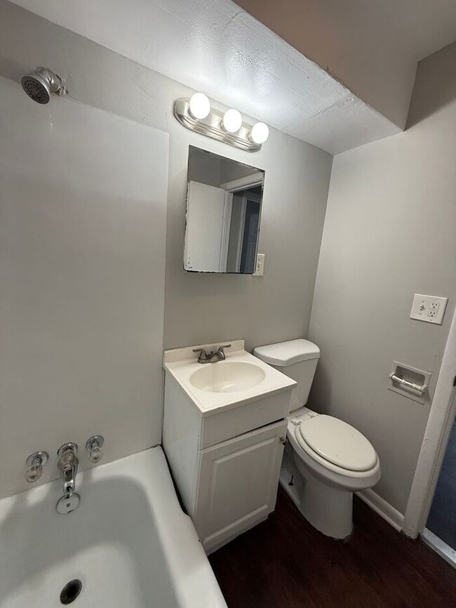 Building Photo - 2 Bed / 1 Bath apartment in triplex 2nd Av...