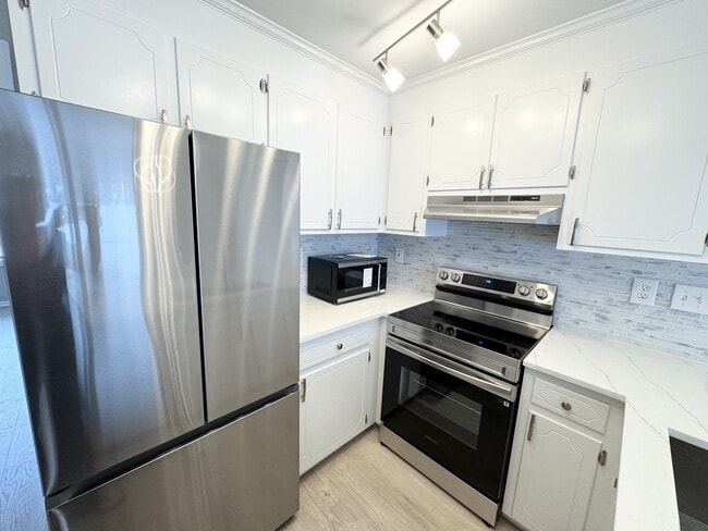 Building Photo - 3900-3AA4 Sterling Pointe Dr