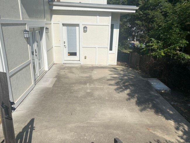 Building Photo - Vanderbilt Place - Wonderful Location 3 bedrooms/3 1/2 baths