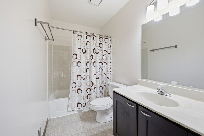 Building Photo - 760 E Whispering Oaks Dr