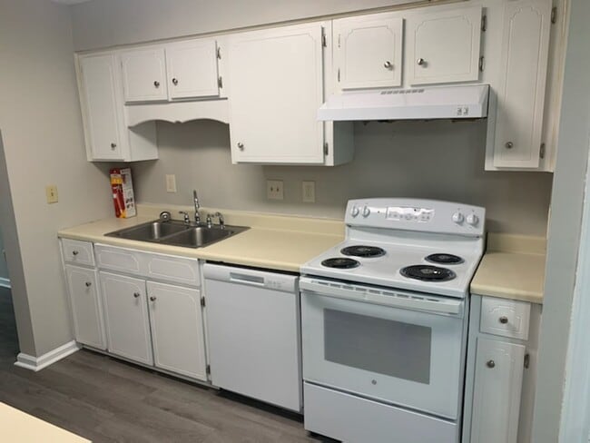 Building Photo - This charming 3-bed, 2.5-bath townhome is available for rent.