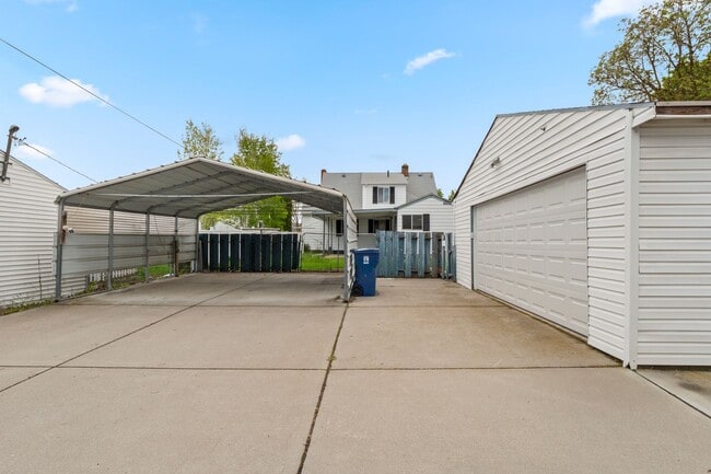 Building Photo - 2521 W Sanson Ave