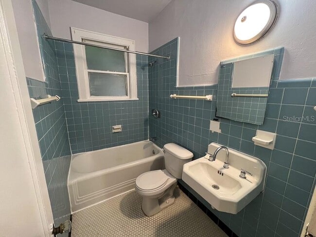 Building Photo - 1118 NW 3rd Ave