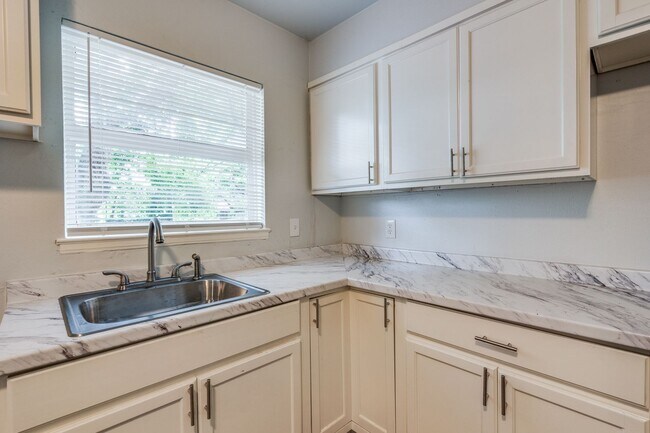 Building Photo - 10637 Dunaway Dr
