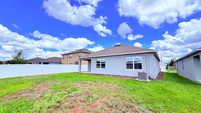 Building Photo - Charming Deltona 4/2 Ready for Move-in!