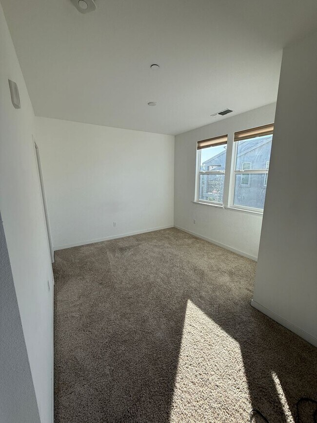 Building Photo - MODERN SMART CONDO IN DESIREABLE COMMUNITY