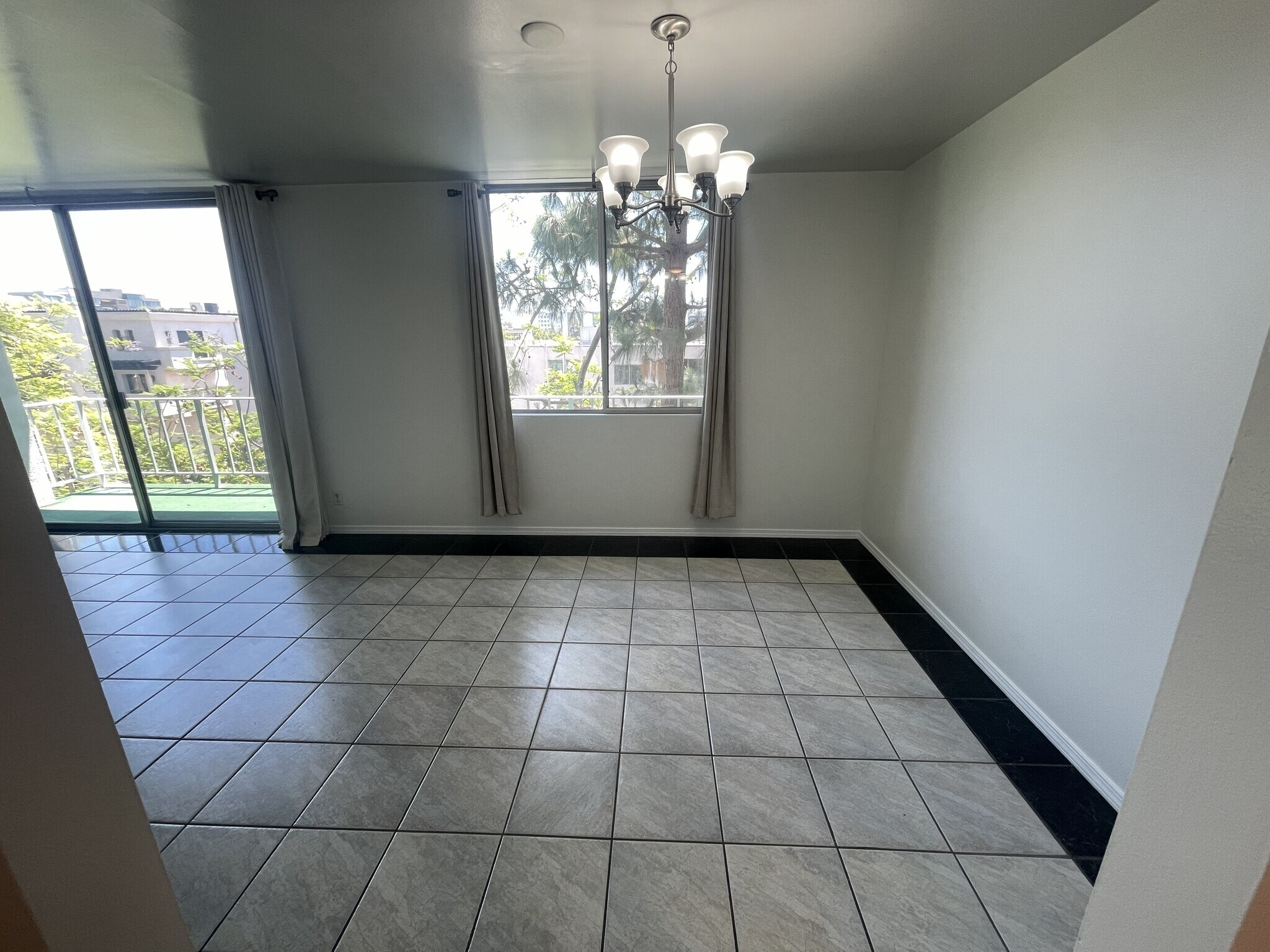 Building Photo - 100 S Doheny Dr