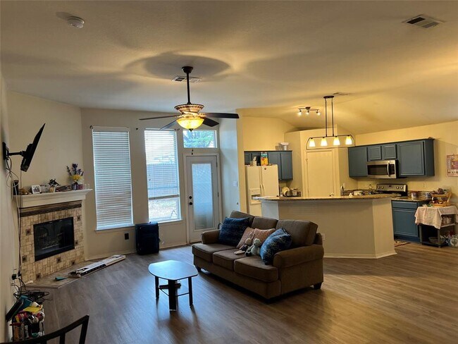 Building Photo - 1055 Port Sullivan Dr