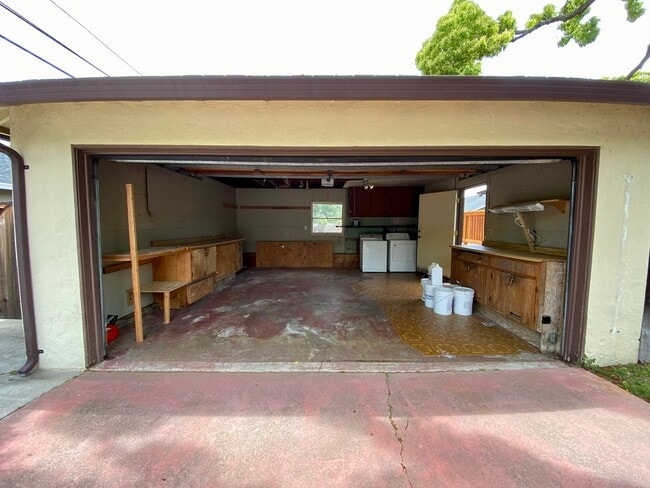 Building Photo - Renovated Single-Family Home on the Penins...