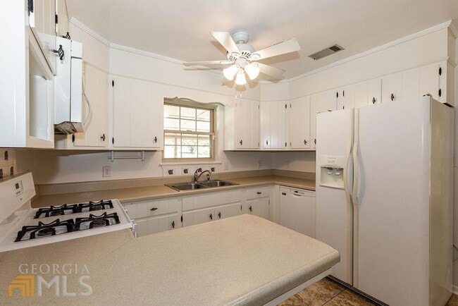 Building Photo - 404 E First St