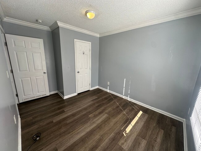 Building Photo - Spacious one level apartment in the heart ...