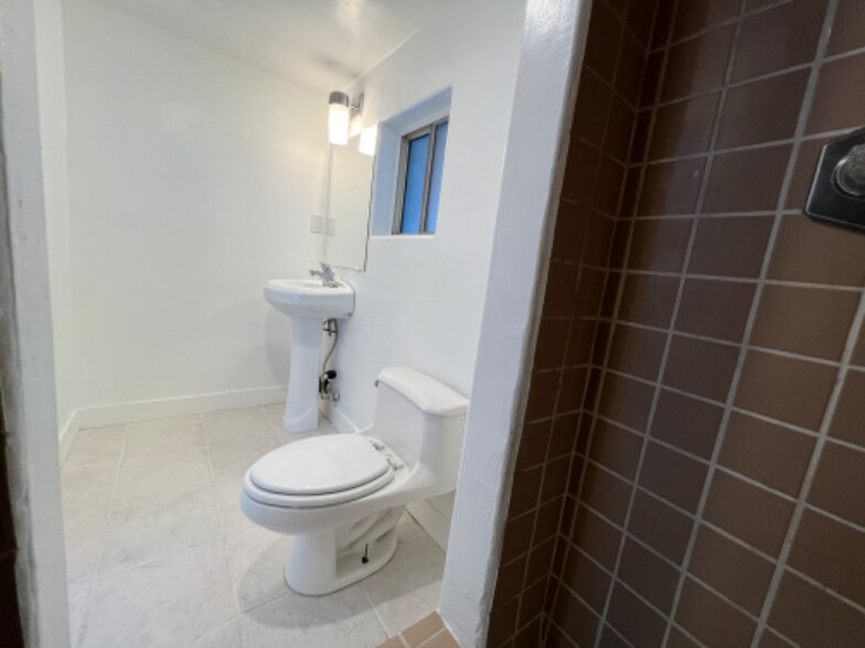 Building Photo - 2436 Adriatic Ave